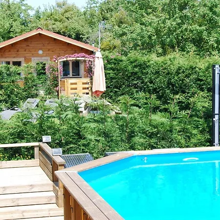 The With Heated Outdoor Pool Hébergement de vacances *